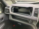 助手席前収納 ティッシュやマスクなどを収納しておくと便利です
