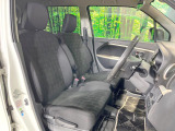 運転席まわりには十分なスペースがあり、大柄な方でもゆったり運転していただける環境です。