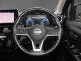 ステアリングハンドルです。オーディオコントロールスイッチが付いて運転中でも手元でオーディオの操作が出来て便利ですよ。