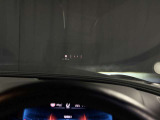 ヘッドアップディスプレイ付きで、目線を変えることなく走行速度やナビ案内を見ることが可能です。