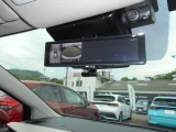 スマートミラーです。後席に人がいたり荷物が山積みでも大丈夫。後の視界はカメラの映像で見れますよ。