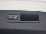 ハンズフリーパワーバックド(挟み込み防止機能・停止位置メモリー機能付)が装備されています。スマートキーを携帯していれば、リヤバンパーの下に足を出し入れするだけでバックドアが自動開閉します。