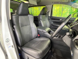 運転席まわりには十分なスペースがあり、大柄な方でもゆったり運転していただける環境です。
