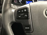 ステアリングスイッチ付きで、運転中に視線を前に向けたまま操作できます。