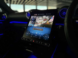 アクティブパーキングアシストで、狭い駐車も自動操作。ステアリング任せの安心感とラグジュアリーな快適さを両立。