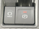 【電動パーキングブレーキ】パーキングブレーキは便利な電動式!ボタン一つで操作でき、アクセルを踏めば自動で解除されます♪レバーやペダルが無いので運転席廻りもすっきりしますね♪
