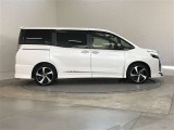 広々とした車内空間に優れた燃費性能。更にデザインも上質で人気のお車です!