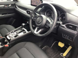 運転席&助手席は乗降りし易くなってます。