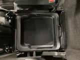 助手席シート座面には持ち運び可能な収納BOX付!