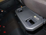 運転席・助手席セカンドシート前にトレイ付きカップホルダーがございます。