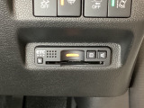 ハンドルの右下にETCがついています。高速道路の料金所の通過も楽々です!。 カードの取り出しもしやすい場所についています。