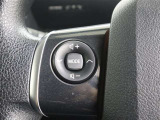 左側に音量調整ボタンがついてますので、運転中でも操作出来ますので、ストレス感はないです。