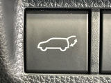 【パワーバックドア】スマートキーや運転席のボタンを押すだけでリアゲートが自動で開閉します!荷物を持っている時や、高い位置にあるバックドアを閉める際に便利な機能です♪