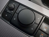 「MAZDAコネクト」コマンダー部 手元を見ることなく操作出来るように左手を自然に降ろした位置に設置。シンプルで使いやすく、機能を覚えやすいボタン配置になっています。