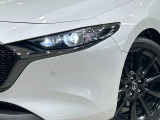 【LEDヘッドライト】悪天候や夜間走行時も良好な視界を確保し安心して運転できる高輝度LEDヘッドライトを装備!点灯速度が早く、消費電力も抑えられています。