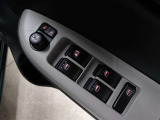 運転席から左右のドアミラーの開閉が可能です♪駐車場でのドアミラーの折り畳みが簡単です♪