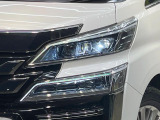 【LEDヘッドライト】悪天候や夜間走行時も良好な視界を確保し安心して運転できる高輝度LEDヘッドライトを装備!点灯速度が早く、消費電力も抑えられています。