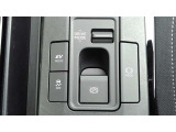 トヨタハイブリッドカー特有の、EV走行モードスイッチ、夜間などエンジン音を立てずにモーターのみでの走行ができます。