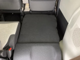 リアシートは簡単に倒すことができるので、ラゲッジルームも広がります。