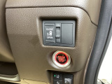 パワースライドドアの開閉はスマートキーのリモコンやドアノブは勿論、運転席側のスイッチ操作でも開閉ができ、安全・簡単です。
