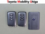 スマートキー2本付き!キーをポケットやカバンに入れておくだけでドアの施錠・開錠やエンジンスタートの操作が簡単です! カ-ドキ-も付属しております。