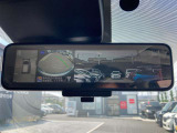 乗員、ヘッドレスト、積載物などでさえぎられがちなルームミラーの後方視界をクリアに保ちます。車室内の状況に関わらず、車両後方にあるカメラの画像をルームミラーに映し出します。