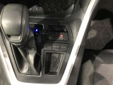 シフトレバー操作部。シーンや気分によってドライブモードをチェンジできるほか、シフト連動パーキングブレーキ&オートブレーキホールド機能付きで快適なドライブをお楽しみいただけます♪