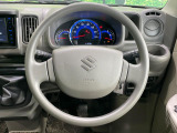 インテリアに合わせたデザインのステアリングは、運転される方のことも考え、運転しやすい形状、大きさです。是非一度、実際に触ってお確かめください。