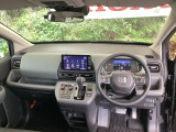 ご覧のように、視界が広く運転しやすいように設計されています。また、フルオートエアコンで快適です。