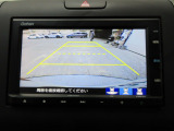 バックカメラの画像です。ガイドラインがスムースな車庫入れをサポートいたします。車庫入れの安心感がアップしますね。