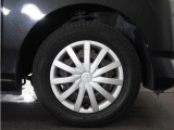 ◆純正ホイール装着車◆シンプルなデザインのホイールキャップ付きです。