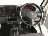 商用車としても使えるシンプルなインパネです。