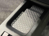 スマートフォンなどがスッキリ置けるセンターコンソールトレイです