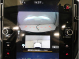 ■人気のフロントビューモニター装備。フロントグリルのカメラ映像を11.6インチディスプレイに表示。自車の前方の様子が確認可能です。見通しの悪い交差点や駐車・発進時などの前方確認をサポートします。