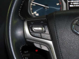 ステアリングスイッチ付きで、運転中に視線を前に向けたまま操作できます。
