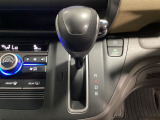 CVT車のセレクトレバーです。低速から高速まで、変速ショックのないスムーズな走りを実現するとともに、エンジン効率のよい領域を維持することで燃費にも貢献します。