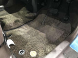 内装工程では、中古車を気持ちよくお乗りいただけるよう清掃しております。