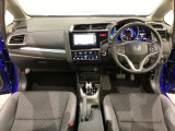 車内は光触媒抗菌消臭施工済です。インパネ周りはスタイリッシュなデザインです。グローブボックスやカップホルダーのほかにトレーなどたくさんの収納スペースが付いています。