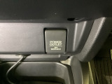 アクセサリーソケットはUSBのアダプターなどをつければ、スマホの充電にも使えます。周辺には物が置けるボックスがついています。