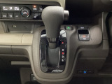 運転席周辺のスマートなレイアウトが、操作のしやすさを実現。快適なドライブをサポートします。