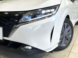 【LEDヘッドライト】悪天候や夜間走行時も良好な視界を確保し安心して運転できる高輝度LEDヘッドライトを装備!点灯速度が早く、消費電力も抑えられています。