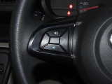 ステアリングスイッチ付きで、運転中に視線を前に向けたまま操作できます。