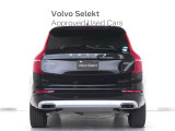 XC90には、フルサイズSUVにふさわしい余裕ある力強さと、自信に満ちた佇まいが備わっています。ボルボ伝統のスタイリングを継承し、力強い存在感を、精巧かつ繊細に形にしたデザインです。