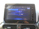 ナビゲーション+AV 2画面表示(デュアルウィンドウ)、地デジTV、FM/AM、Bluetooth Audio、microSDカード(音楽/動画ファイル再生)、ハンズフリーフォン、スマホでの地図更新が可能な高性能大型ナビです。