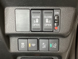 両側電動スライドドアは運転席から操作ができるよう、操作スイッチが付いています。Hondaセンシング用のVSA(ABS+TCS+横滑り抑制)解除と路外逸脱抑制機能などのスイッチがあります。