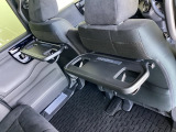折りたたみ式のシートバックテーブルは限られた空間を有効活用。車内の家族時間をもっと快適に。休憩時のちょっとした小物置に使える、前席背面の格納式テーブルが付いています。