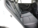 高いホールド性で運転姿勢が安定します。長距離ドライブでも疲れにくいのが魅力です。快適なドライビングライフをお送りください♪