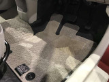 内装工程では、中古車を気持ちよくお乗りいただけるよう清掃しております。シートの洗浄はもちろん、ニオイの元となるフロアカーペットまで洗浄・消臭を実施。