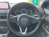 走行中の視線移動を少なくしたレイアウト。安心して運転に集中できるマツダ独自の運転環境となっています。