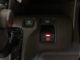 セレクトレバーの右に電子制御パーキングブレーキがあります。スイッチひとつで、停車した地点の傾斜などをシステムが検知・判断してブレーキ力を自動的に最適制御し、しっかり停車できるパーキングシステムです。